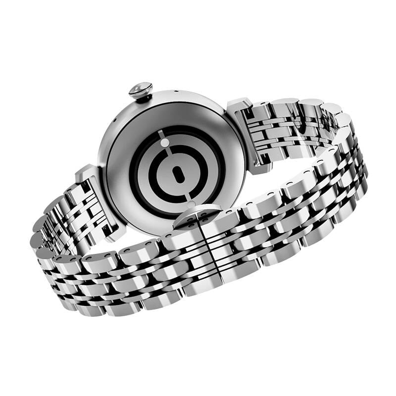 Srebrny tył zegarka z metalową bransoletą. Okrągły design z wewnętrznymi okręgami i logo.