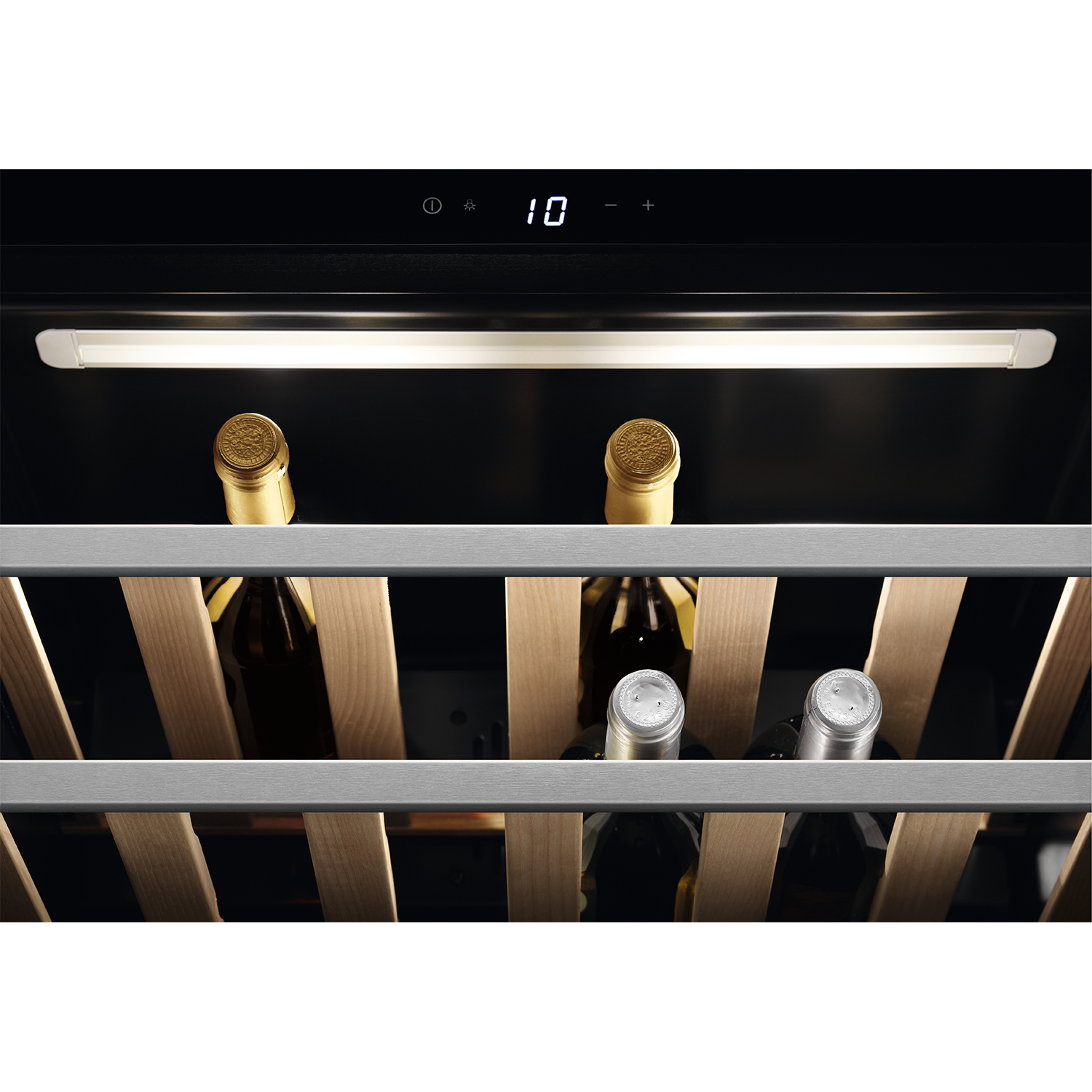 Interno di un refrigeratore per vino con bottiglie su ripiani in legno, illuminato da una striscia luminosa, display digitale.