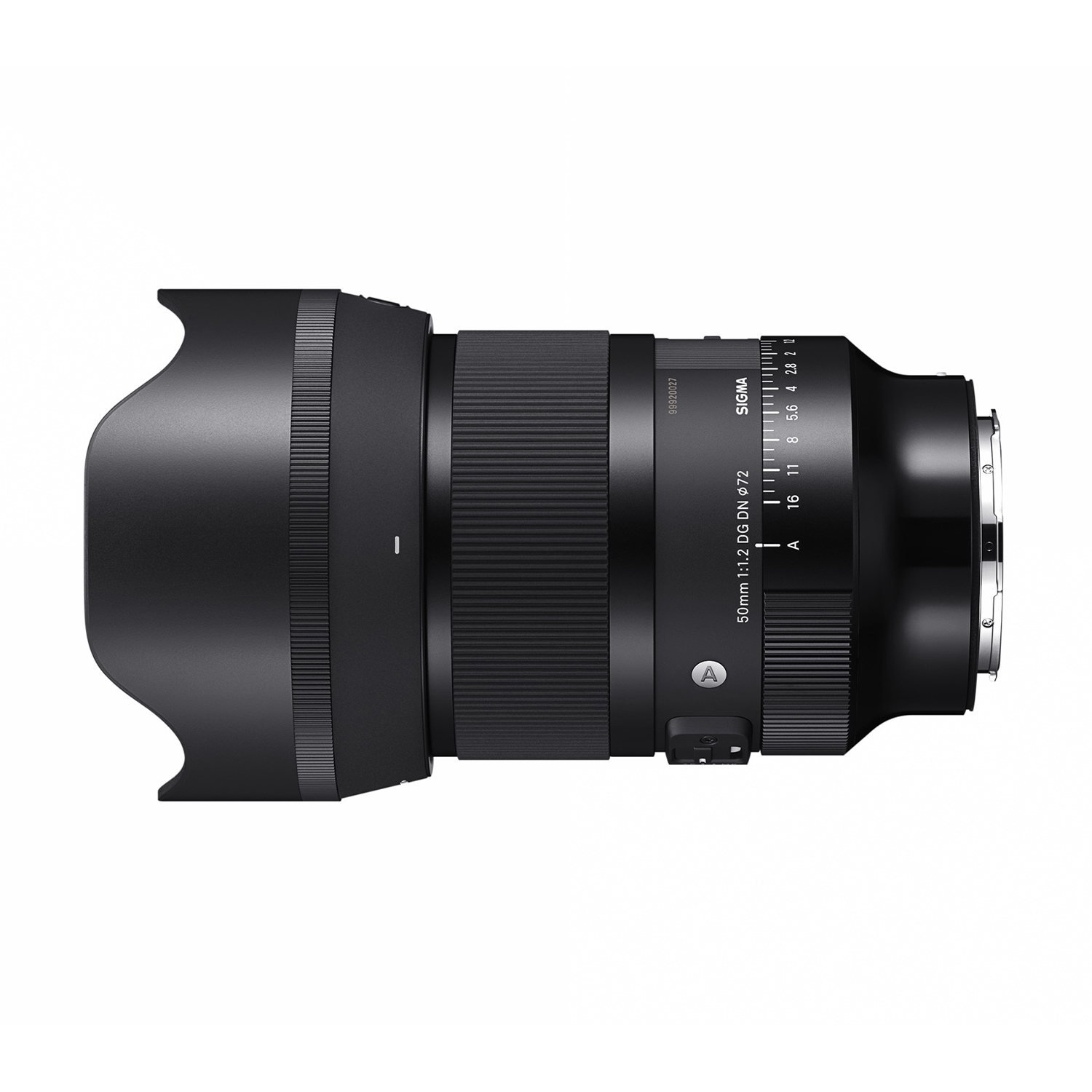 Un obiettivo per fotocamera nero con paraluce.