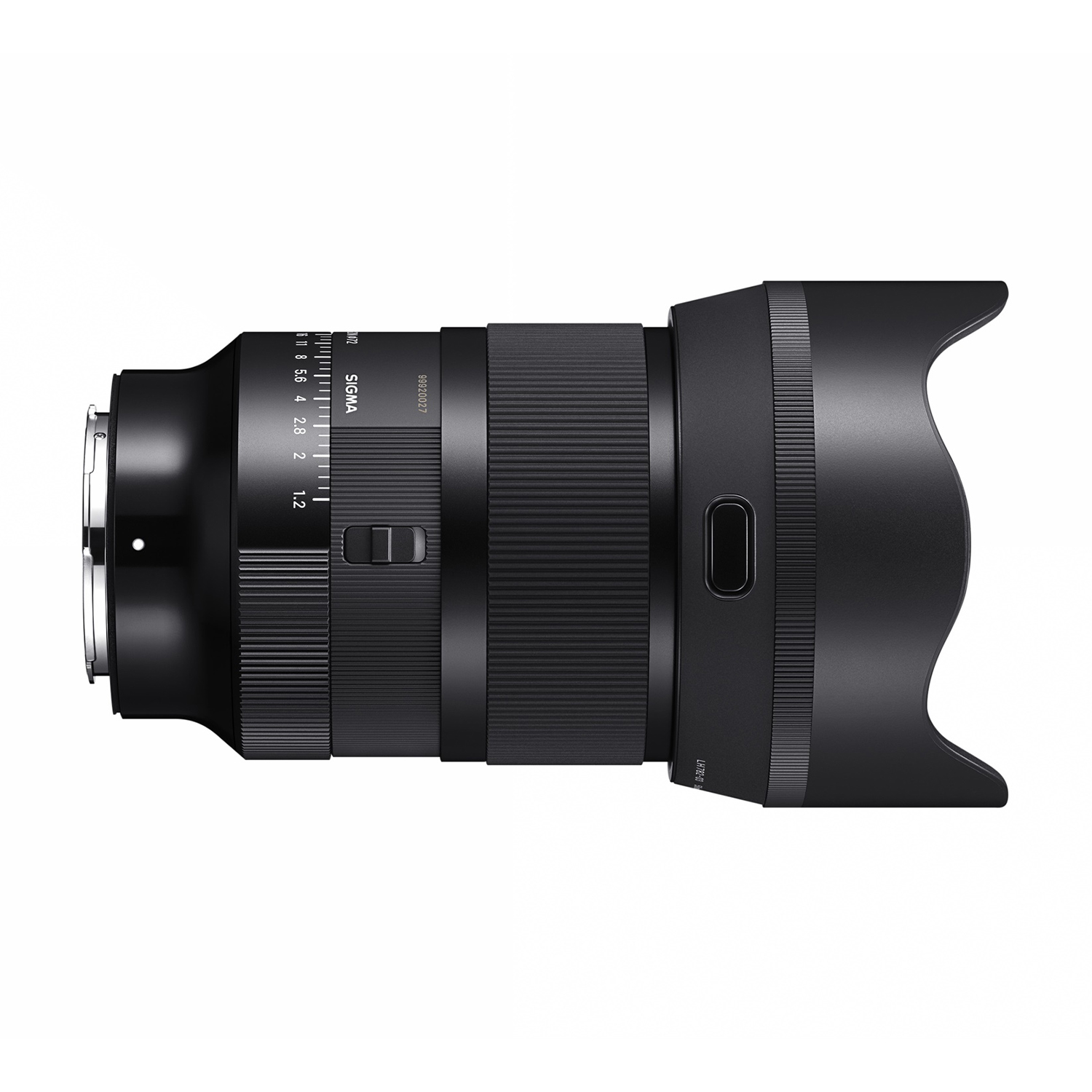 Un obiettivo per fotocamera nero con paraluce collegato, l'obiettivo è su sfondo bianco.