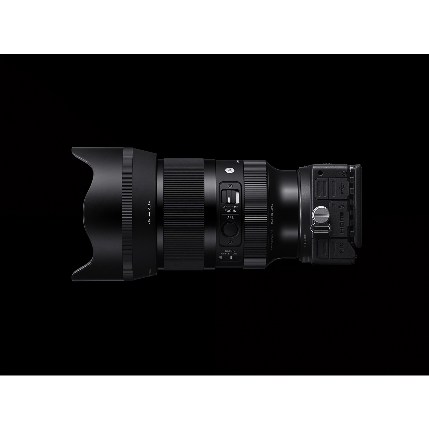 Un obiettivo per fotocamera professionale, nero con anelli di messa a fuoco, zoom e altri comandi.
