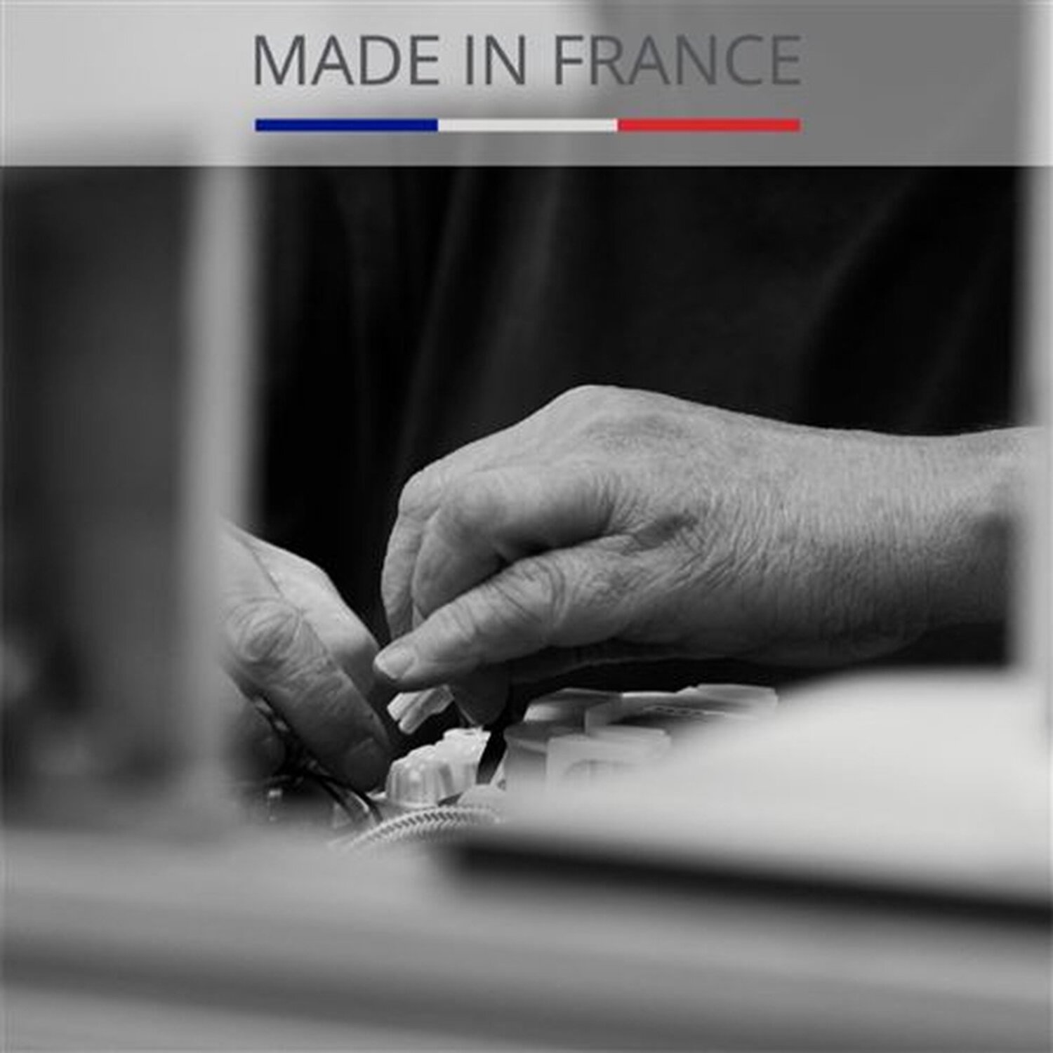 Mains travaillant sur un produit avec les mots 'MADE IN FRANCE' en haut.