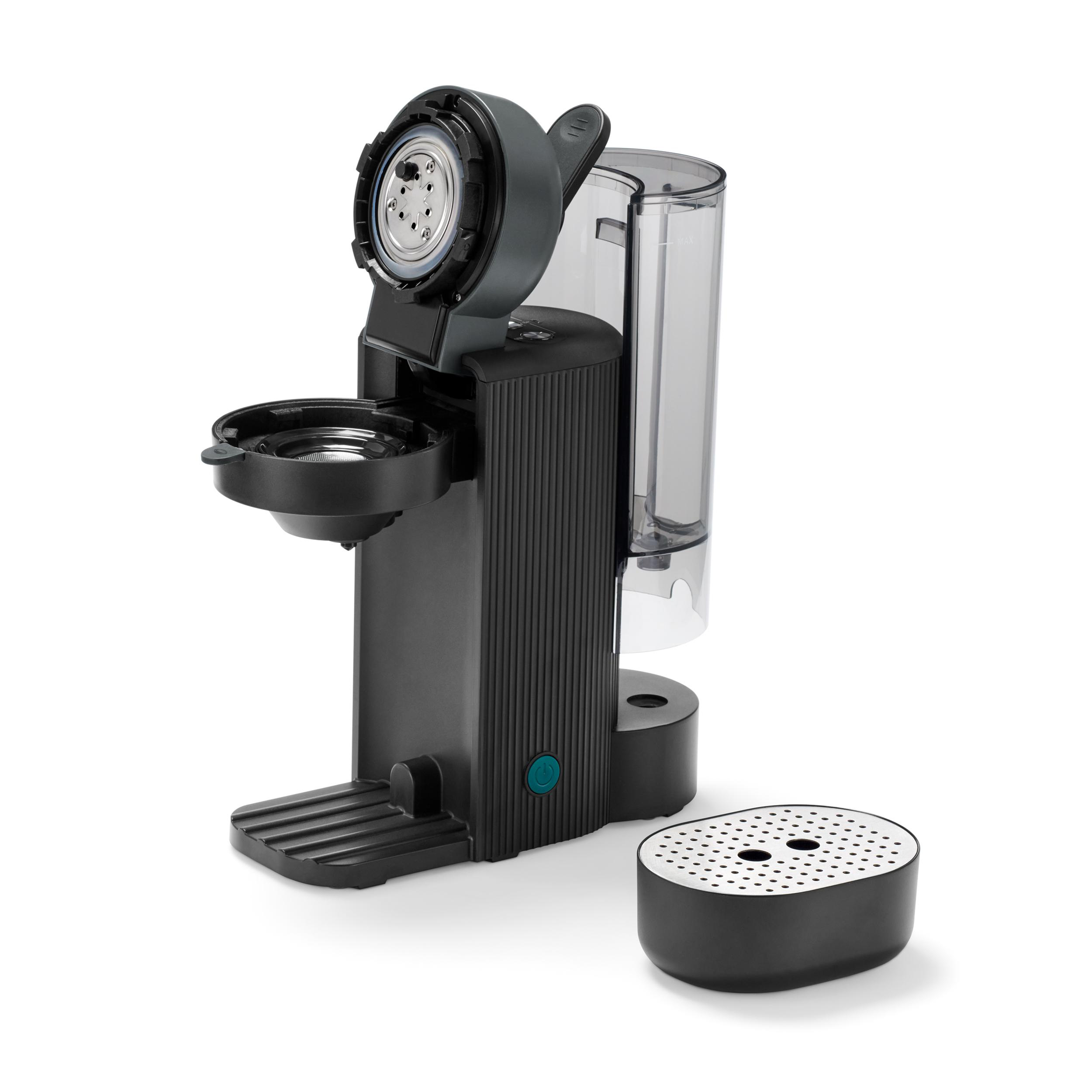 Eine schwarze Kaffeemaschine, zerlegt, mit Wassertank und Abtropfschale. Auf weißem Untergrund.