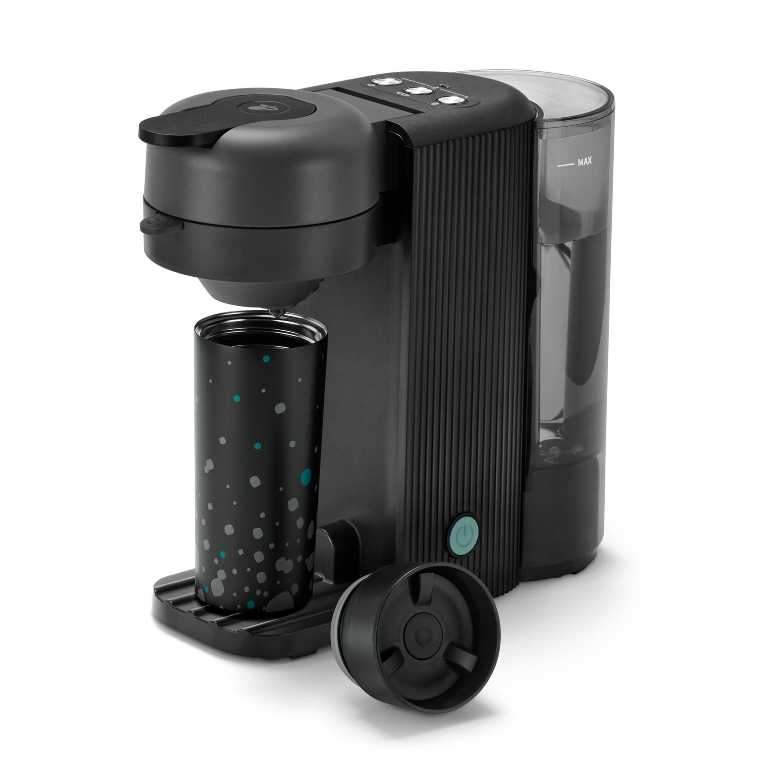 Schwarz-graue Kaffeemaschine mit Becher. Abnehmbarer Wassertank und Knopf sichtbar.