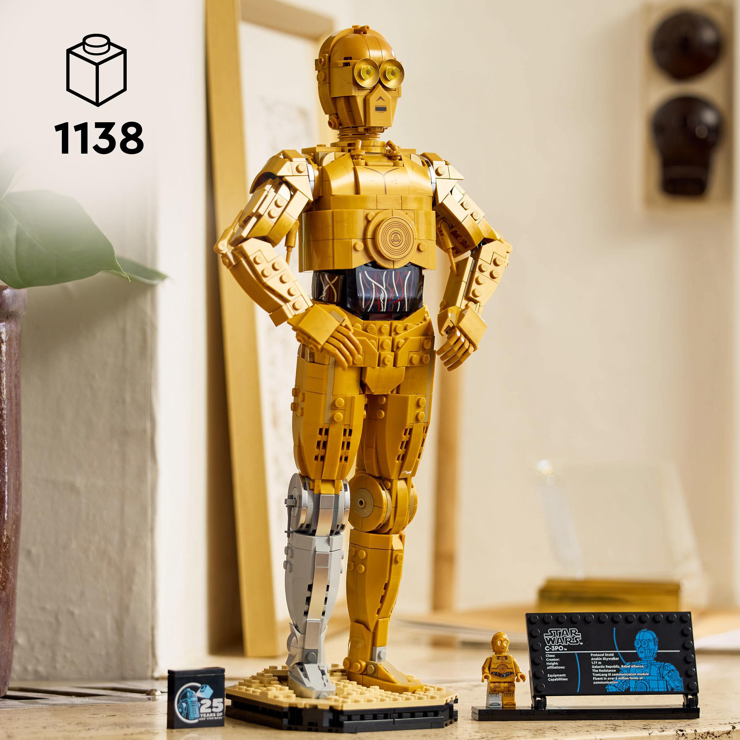 Eine Lego Star Wars C-3PO Figur. Sie ist goldfarben, mit Ständer und einem kleinen Modell von sich selbst.