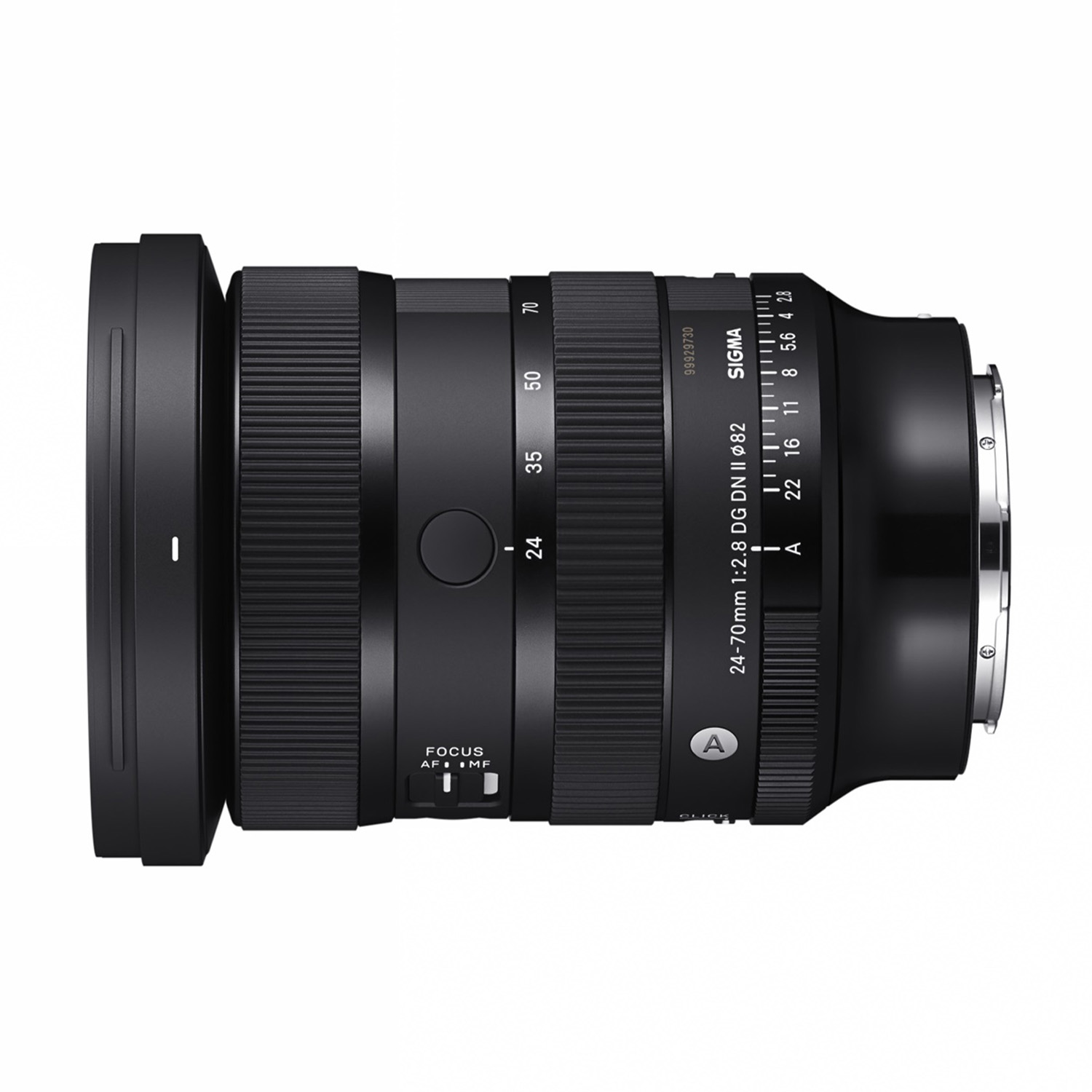 Obiettivo fotocamera nero con ghiere di messa a fuoco e apertura, 24-70mm, su sfondo bianco.
