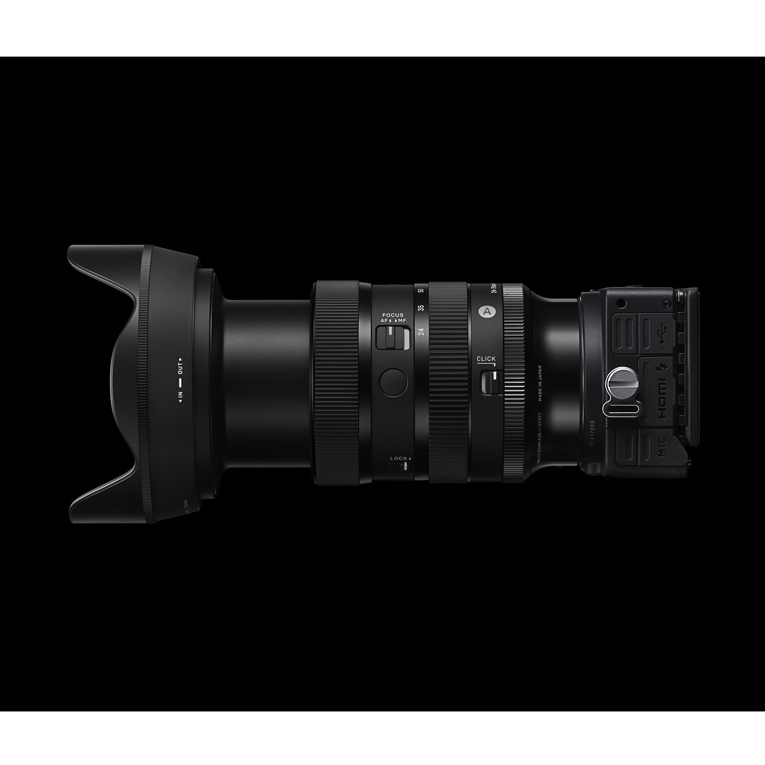 Obiettivo della fotocamera nero con anelli di messa a fuoco, apertura e zoom, su sfondo nero.
