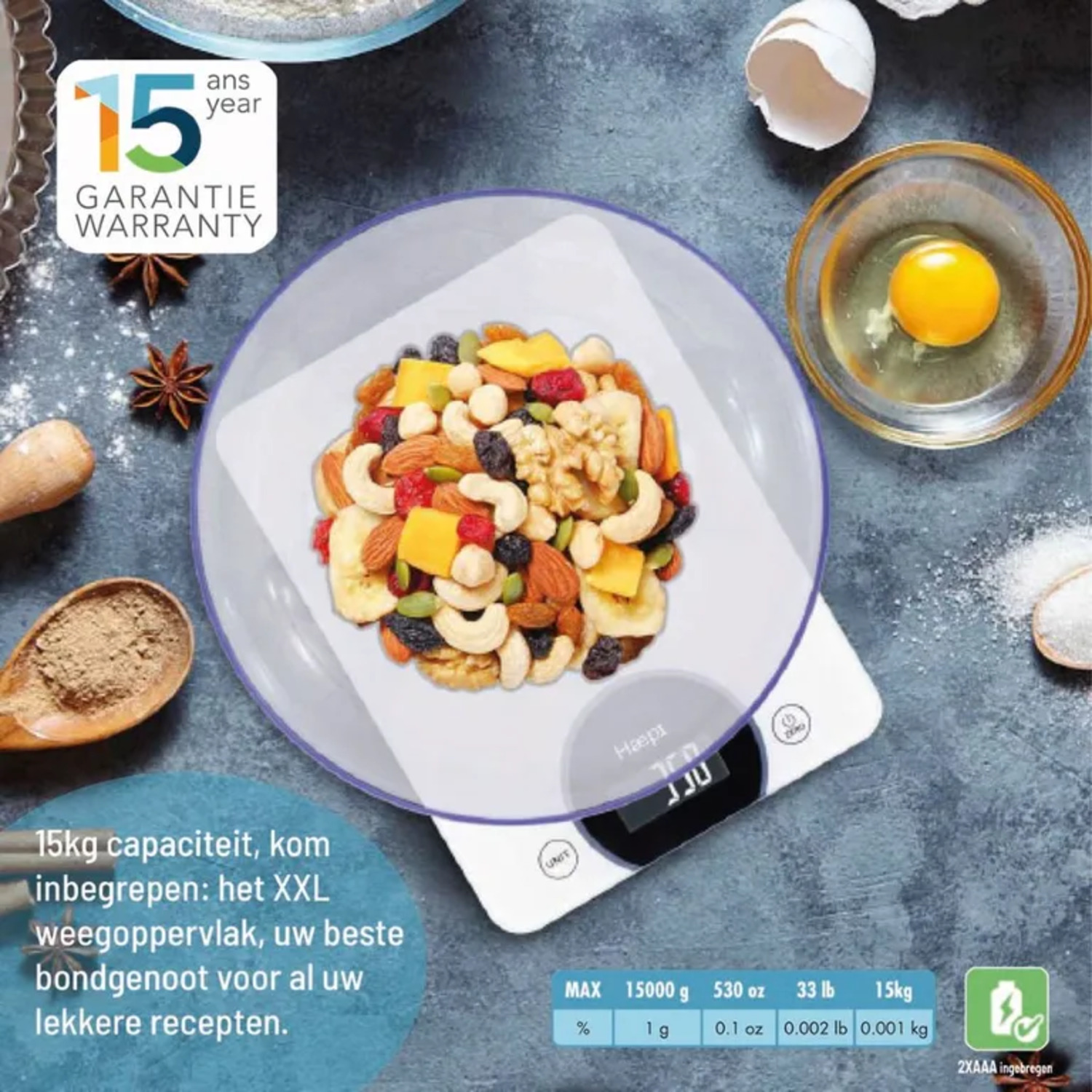 Een keukenweegschaal met een mix van noten en gedroogd fruit erop, met tekst over capaciteit en ingrediënten.