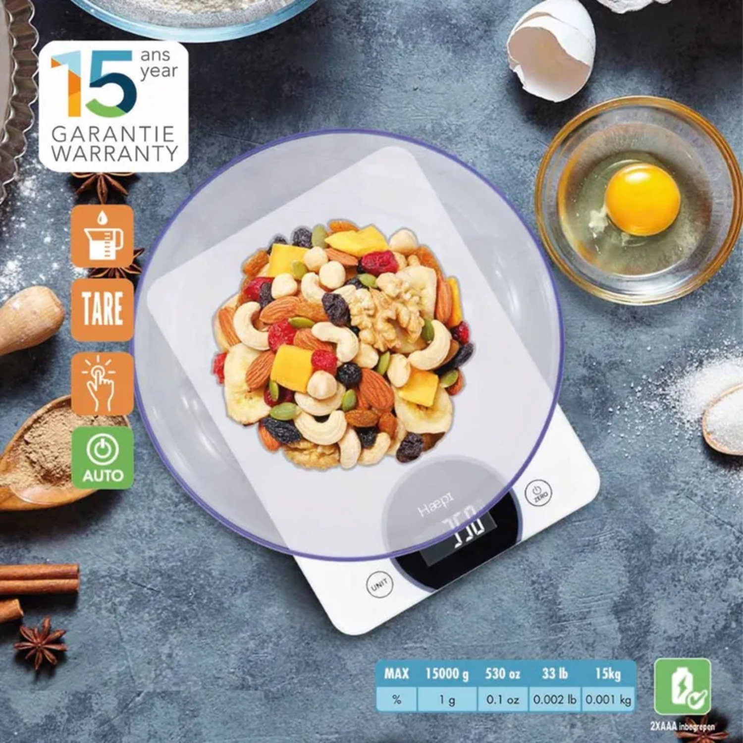 Een keukenweegschaal met gemengde noten en fruit erop.