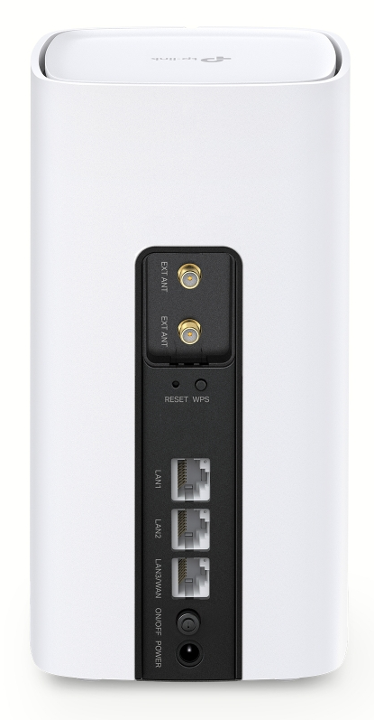 Fehér router portokkal és antennákkal a hátulján, hátulról nézve.