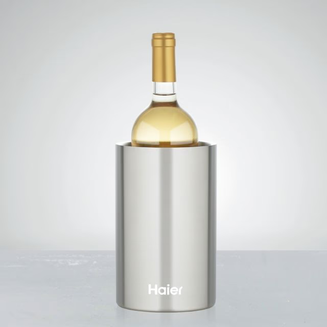 Bottiglia di vino in un refrigeratore d'argento. La bottiglia ha una parte superiore dorata.