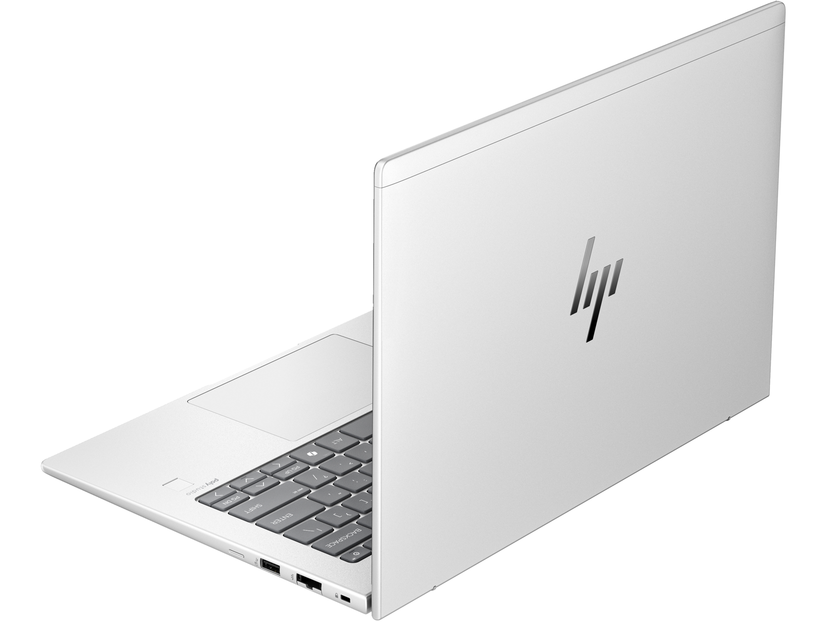 Laptop blanco visto desde atrás, ligeramente abierto mostrando teclado y logo HP plateado, fondo negro.