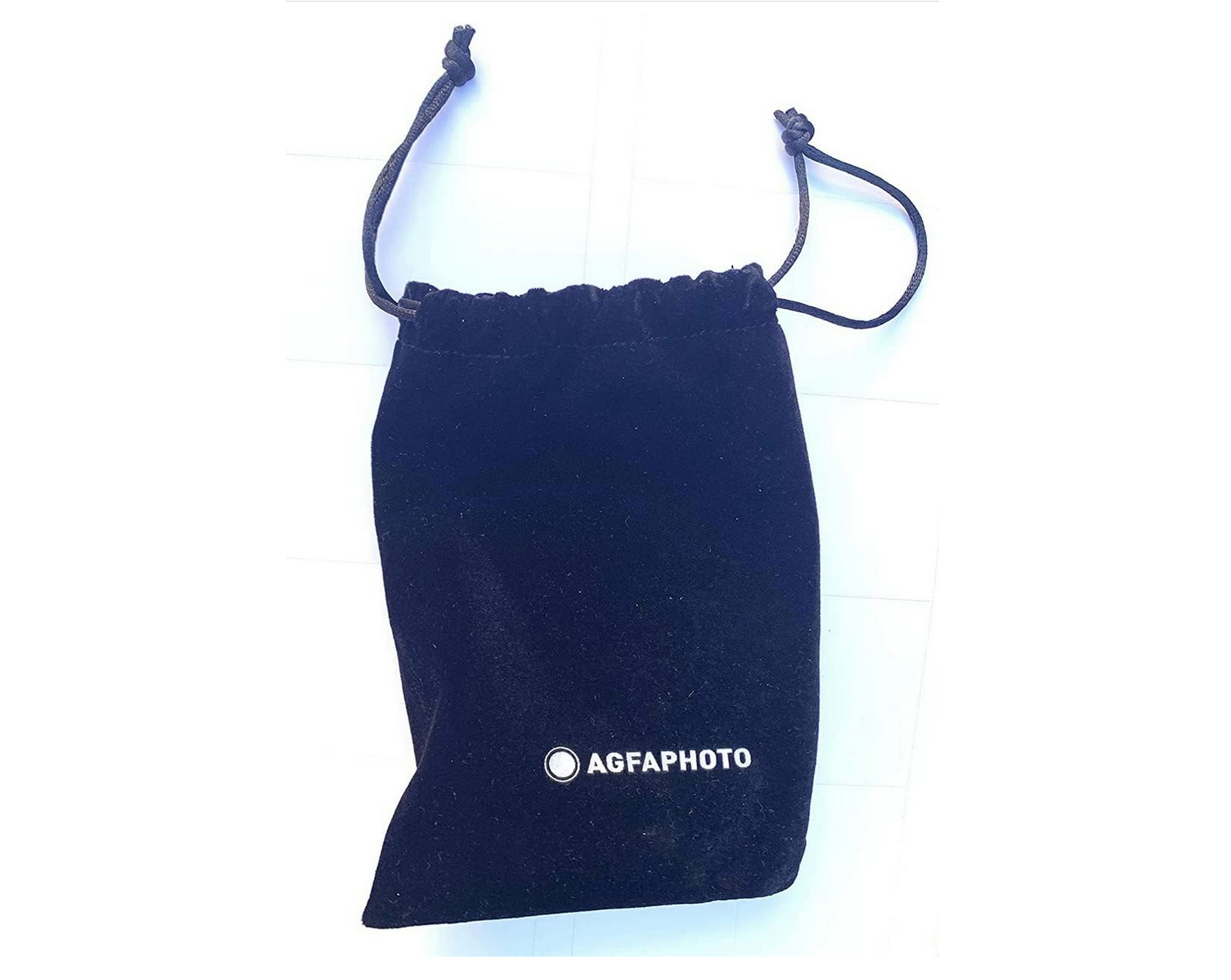 Ein schwarzer Samtbeutel mit Kordelzug, mit dem AgfaPhoto-Logo in Weiß.