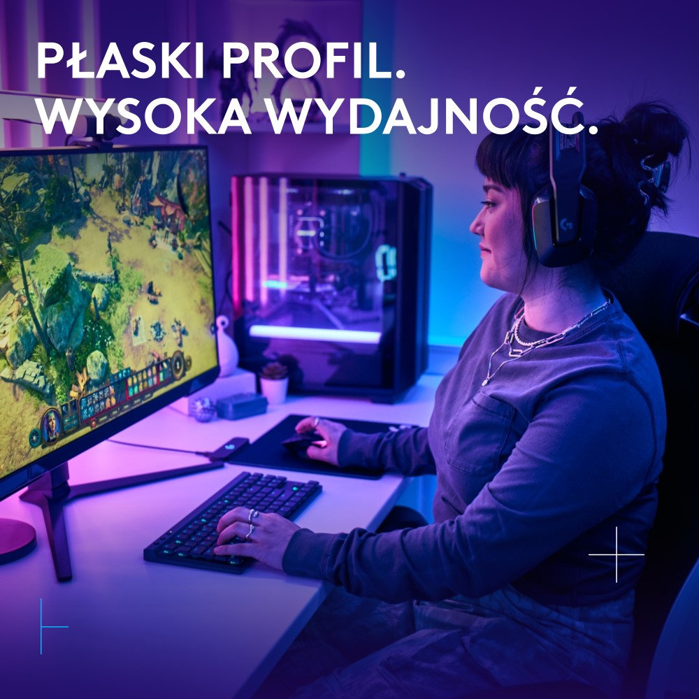 Kobieta grająca, nosząca słuchawki, patrząca na monitor wyświetlający scenę z gry.