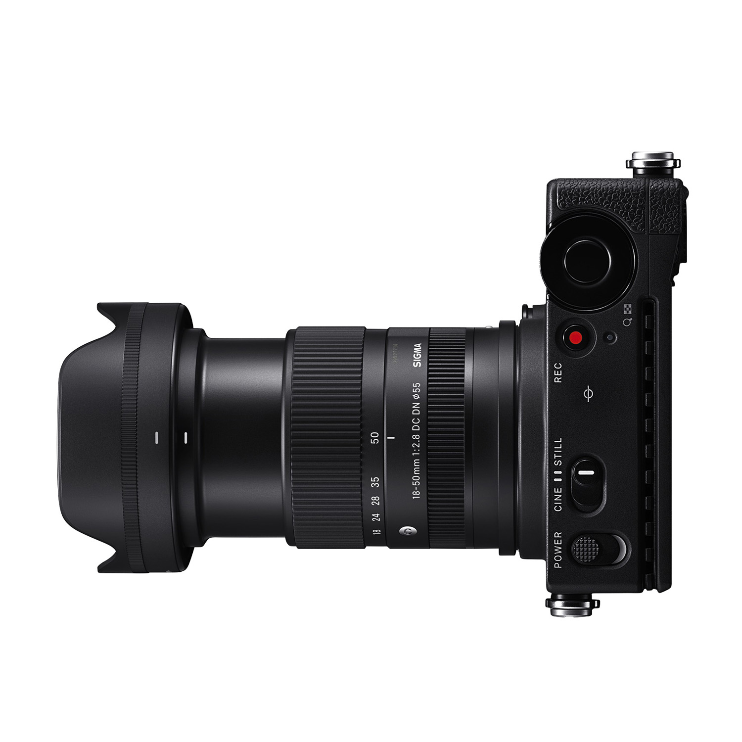 Una fotocamera nera con un obiettivo collegato. La fotocamera ha pulsanti e quadranti.