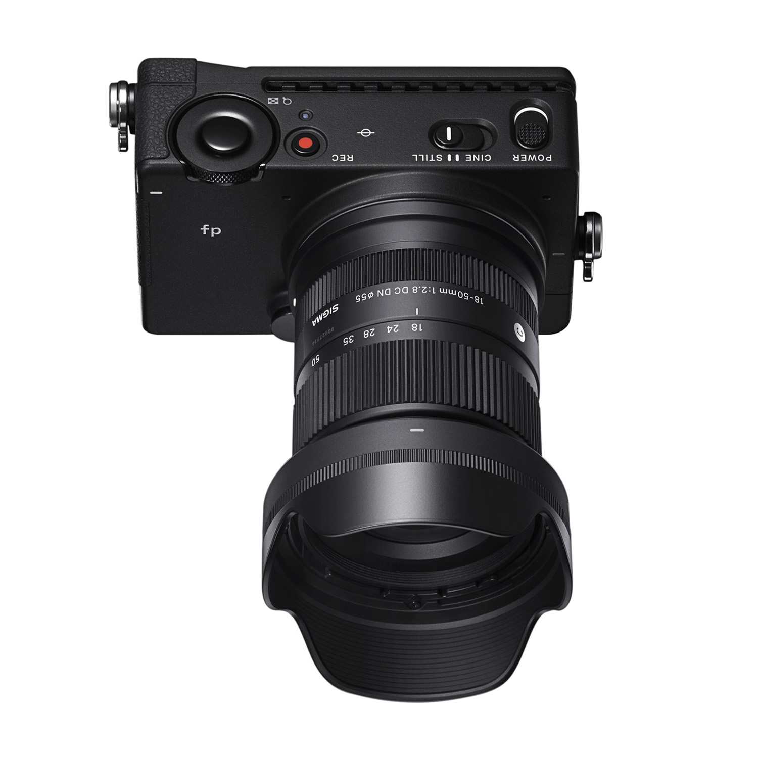 Fotocamera Sigma nera con obiettivo collegato, vista dall'alto, su sfondo bianco.