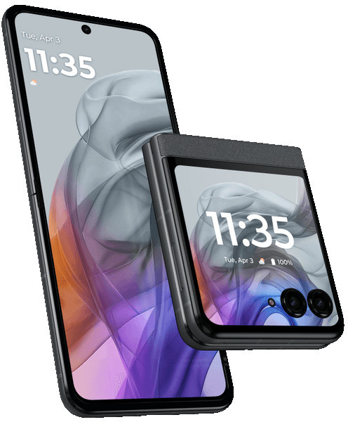Dwa złożone czarne i jeden rozłożony czarny smartfon, z szarym tłem, pokazujący godzinę.