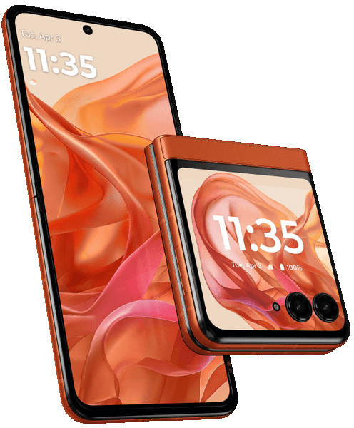 Pomarańczowy telefon składany i zwykły telefon na białej powierzchni, z datą i godziną.
