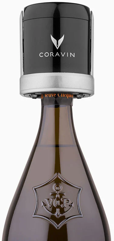 Ein schwarzes Coravin-Weinaufbewahrungssystem auf einer Champagnerflasche. Der obere Teil ist schwarz, der untere silberfarben.
