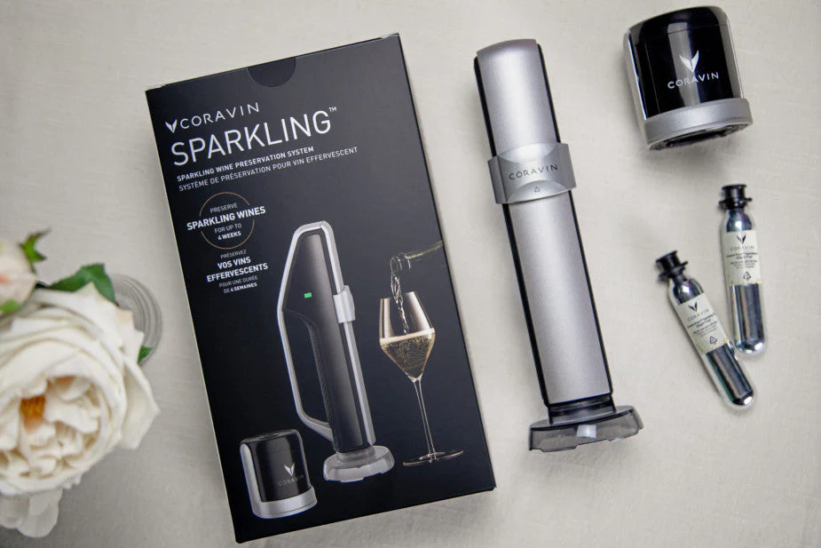 Coravin Sparkling Wein-Konservierungssystem-Box und Zubehör auf weißer Oberfläche.