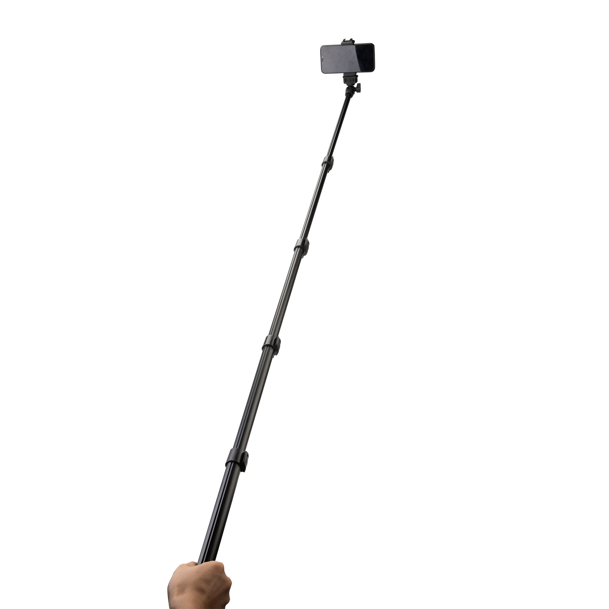 Ein schwarzer Selfie-Stick erstreckt sich von einer Hand, die ein schwarzes Telefon hält. Der Hintergrund ist weiß.