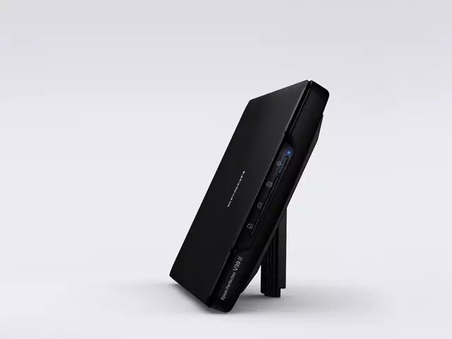 Zwarte Epson Perfection V39 II scanner, lichtjes gekanteld en rechtopstaand.
