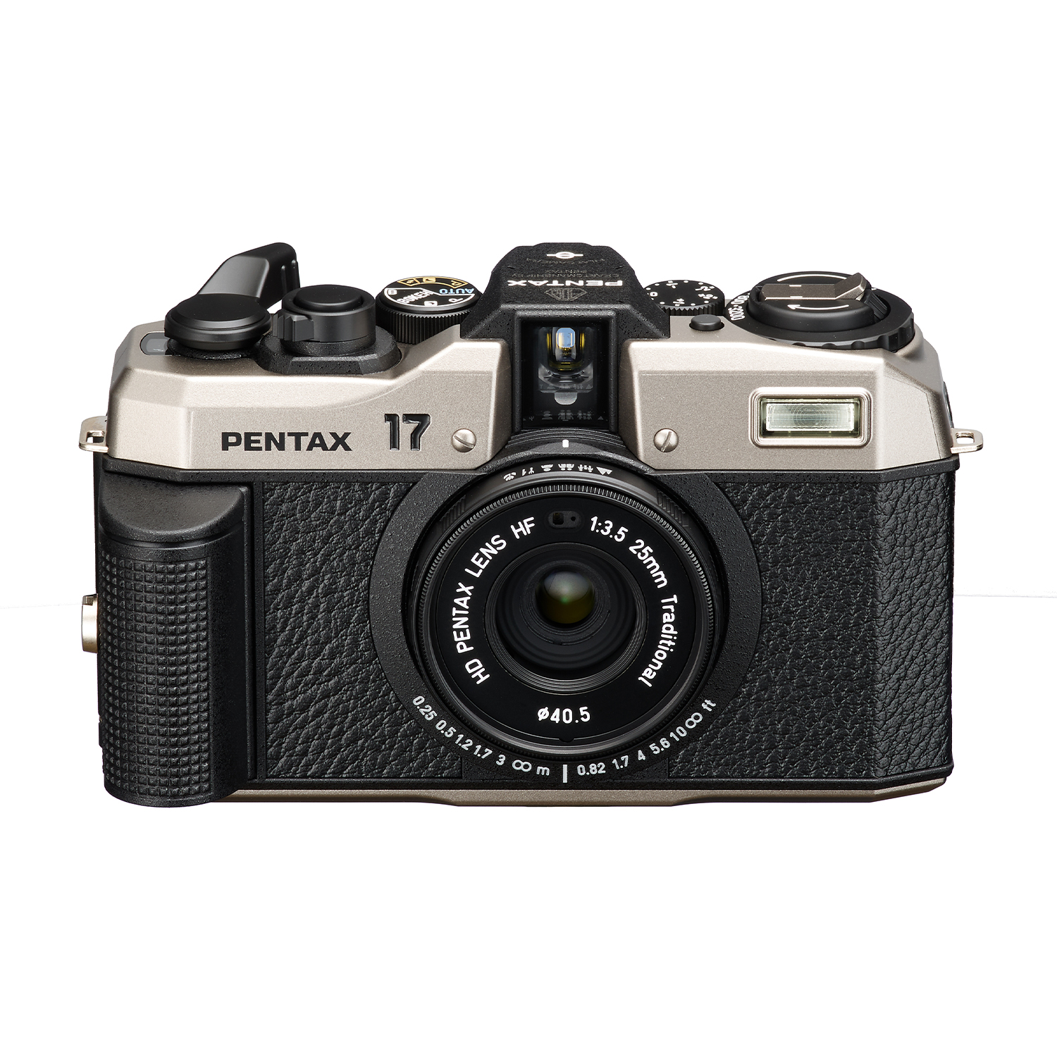 Una fotocamera Pentax 17 argento e nera, con obiettivo e comandi visibili, sfondo bianco.