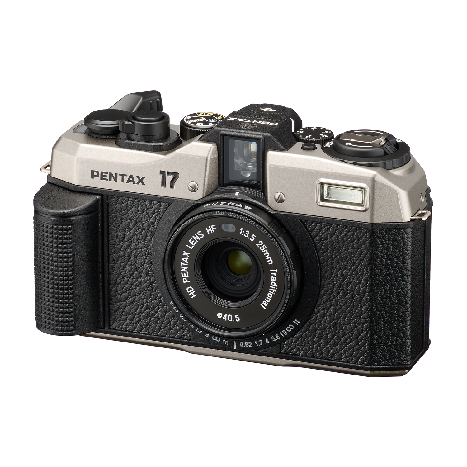 Fotocamera Pentax 17 argento e nera con obiettivo e ghiere, su sfondo bianco.