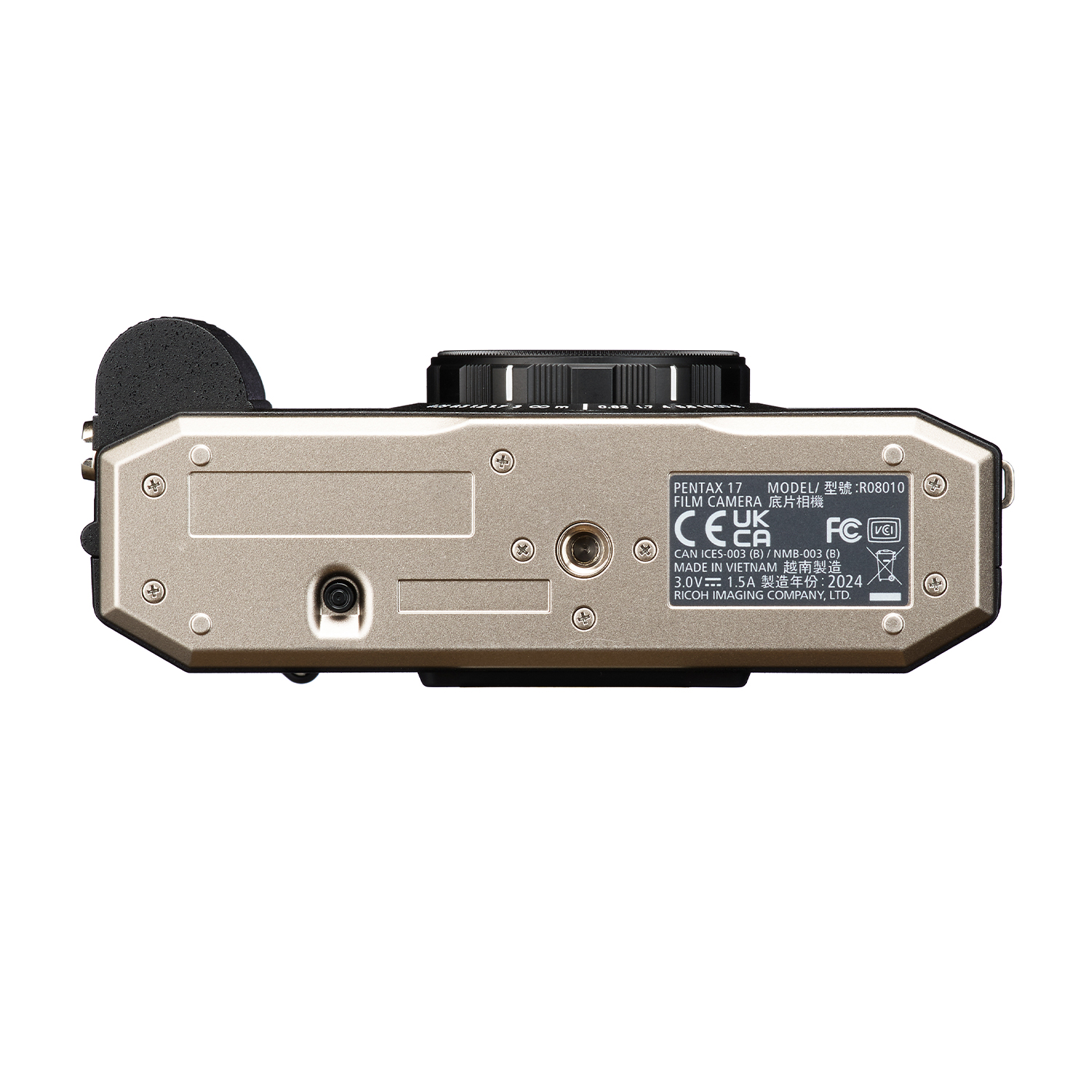 La parte inferiore di una fotocamera con iscrizioni, numero di modello e diversi fori per viti.
