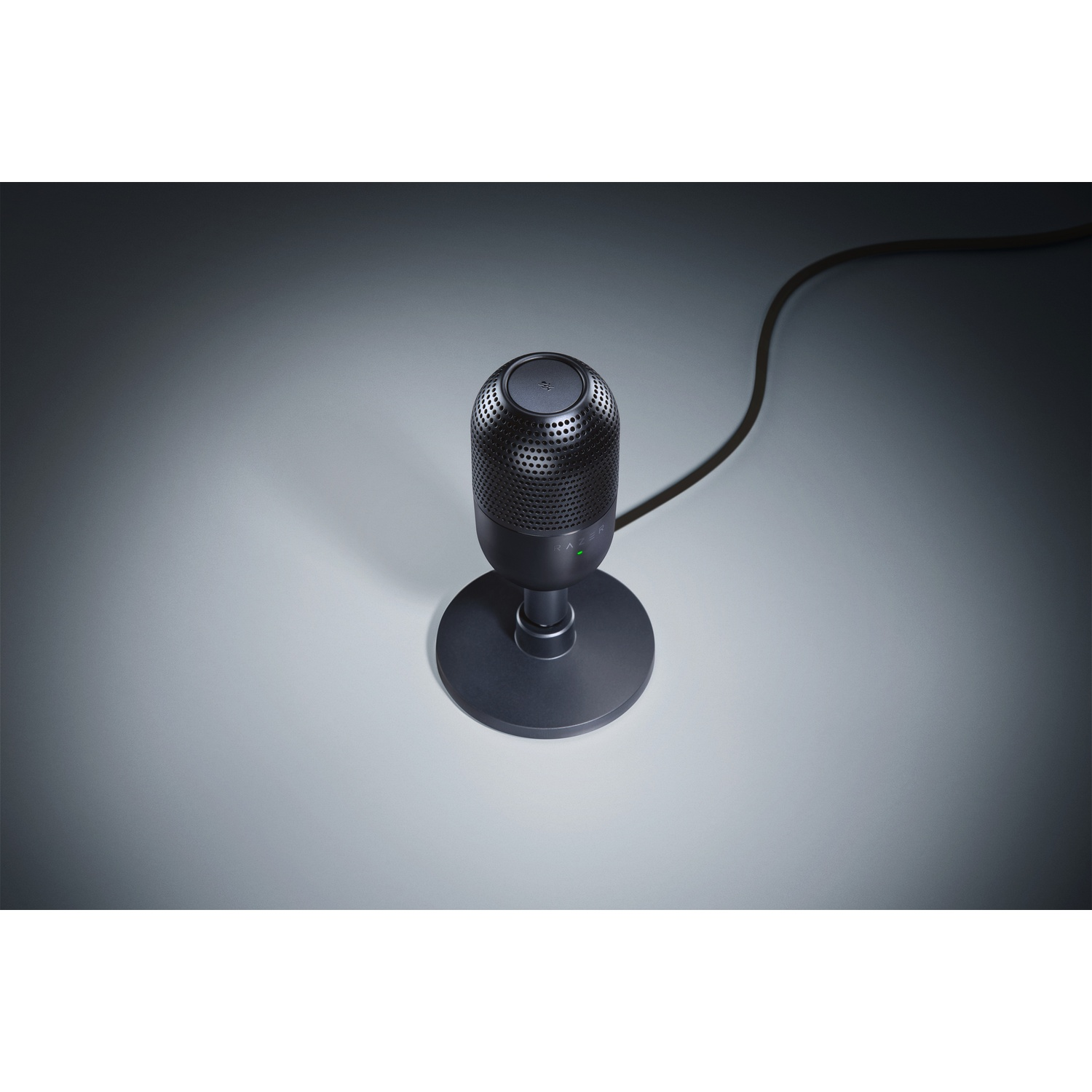 Microphone Razer noir sur pied, avec un câble attaché.