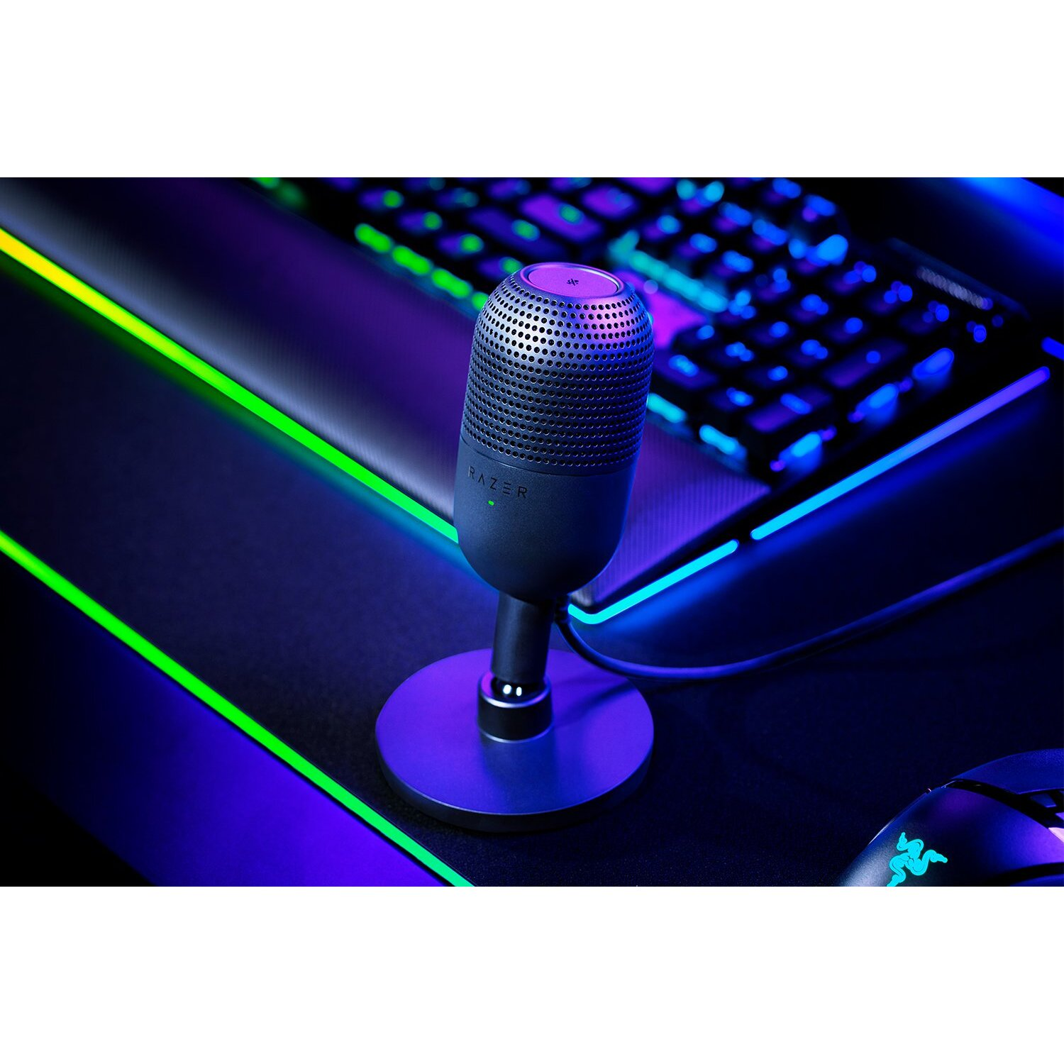 Microphone noir sur un support. Il est posé sur un bureau avec un clavier en arrière-plan.