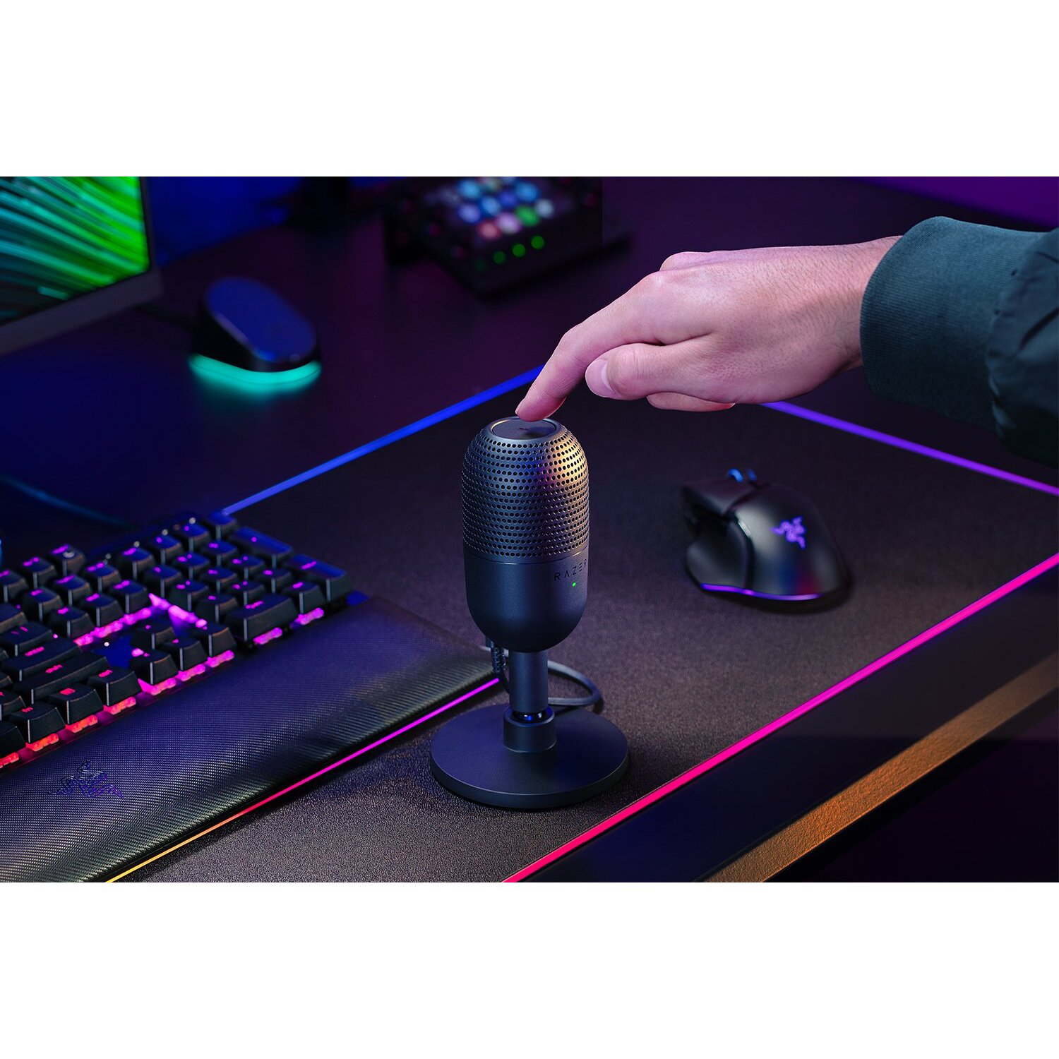 Microphone noir sur pied. Une main appuie sur le dessus du microphone.