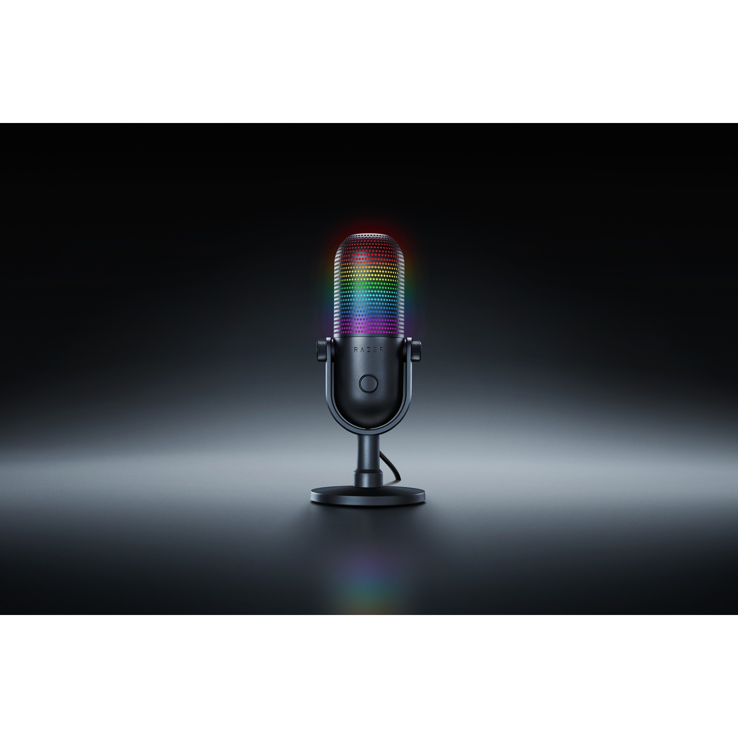 Zwarte microfoon met regenboogkleurige bovenkant. Staat op zwarte basis, donkere achtergrond.