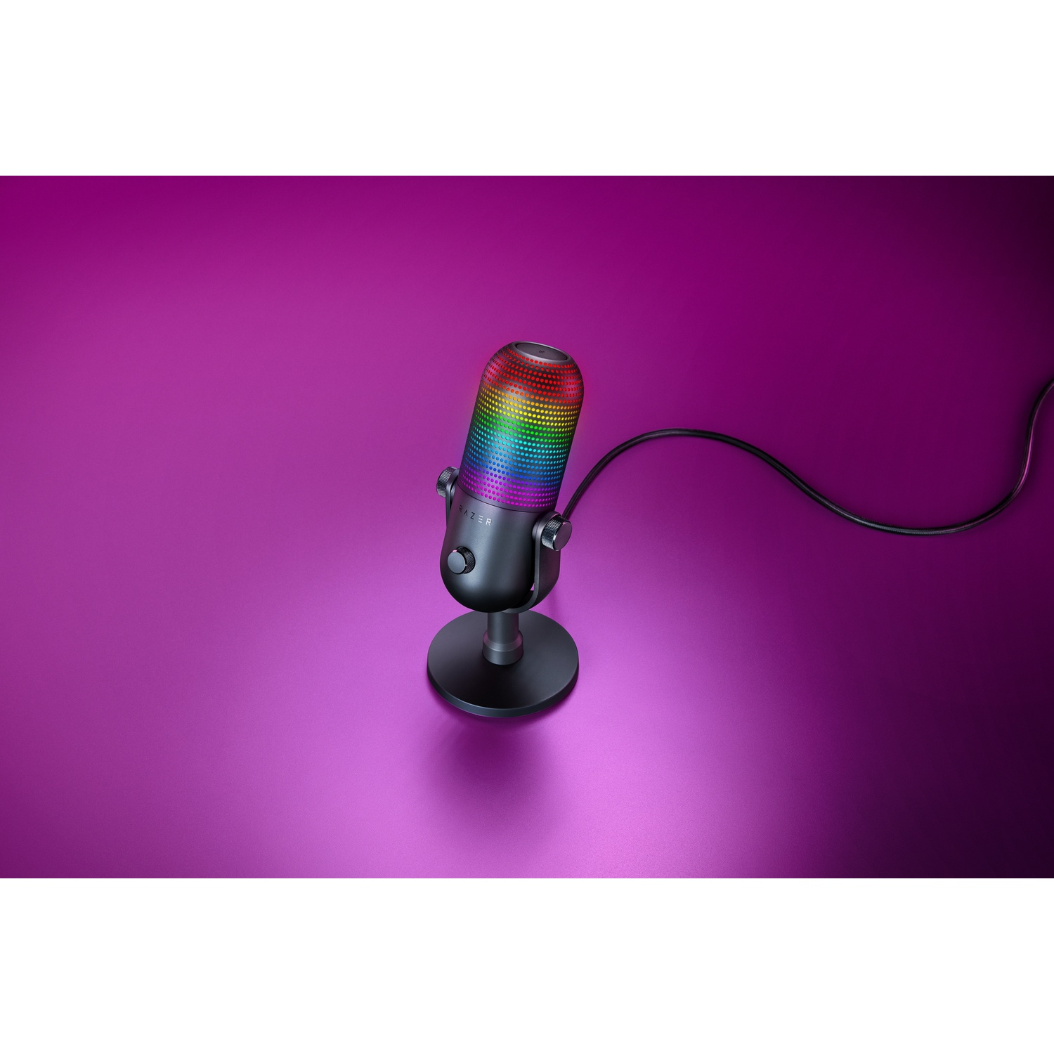 Razer microfoon met regenboogverlichting, op een paars reflecterend oppervlak.