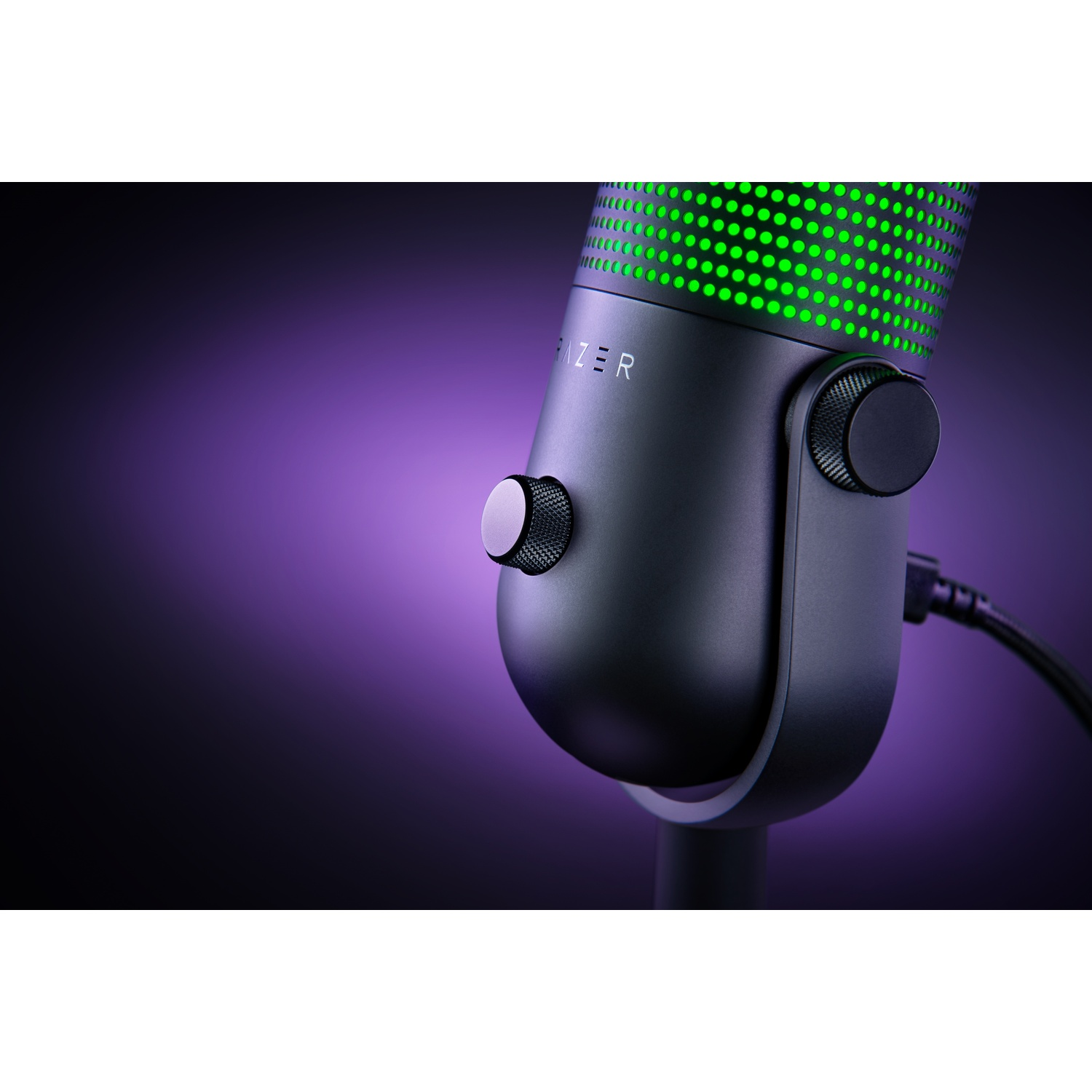 Zwarte microfoon met groen verlichte bovenkant. Heeft Razer-logo en twee afstelknoppen. De achtergrond is paars.