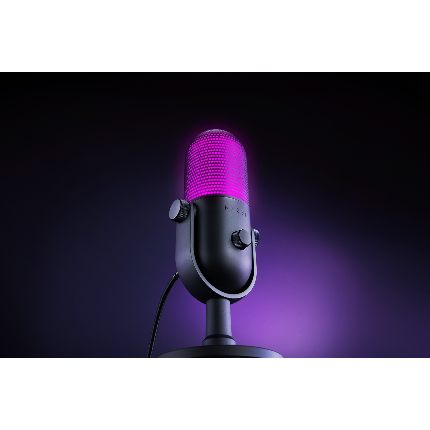 Een Razer Seiren Mini microfoon, zwart met een paars verlichte kop en een standaard.