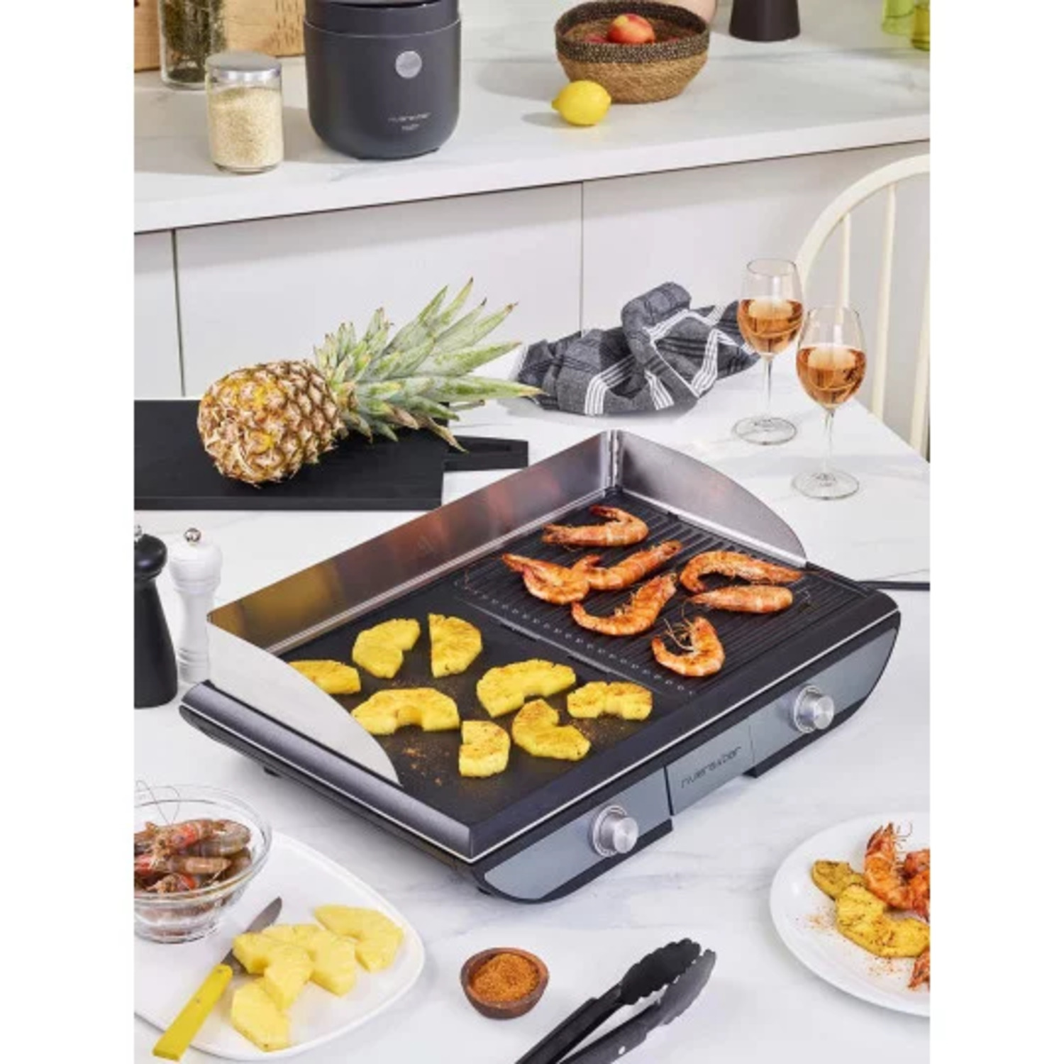 Gril avec crevettes et ananas, environnement de cuisine, ananas, citron, verres et aliments.
