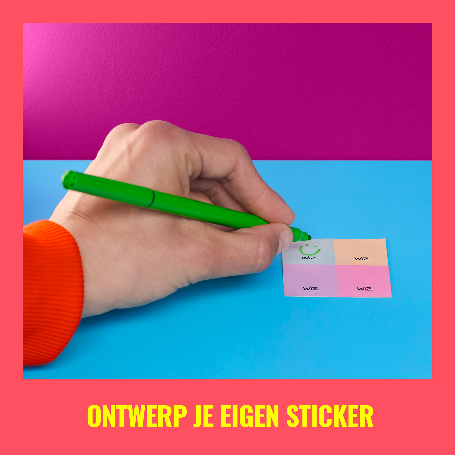 Een hand tekent een smiley op een sticker.