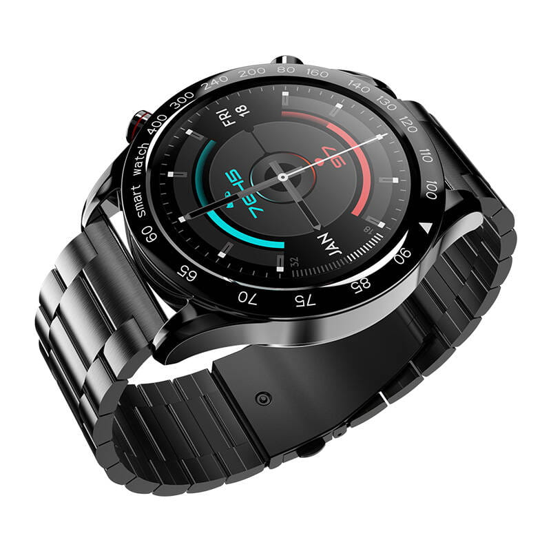Czarny smartwatch z metalową bransoletą. Wyświetla godzinę i inne wskaźniki. Tarcza zegarka jest czarna.