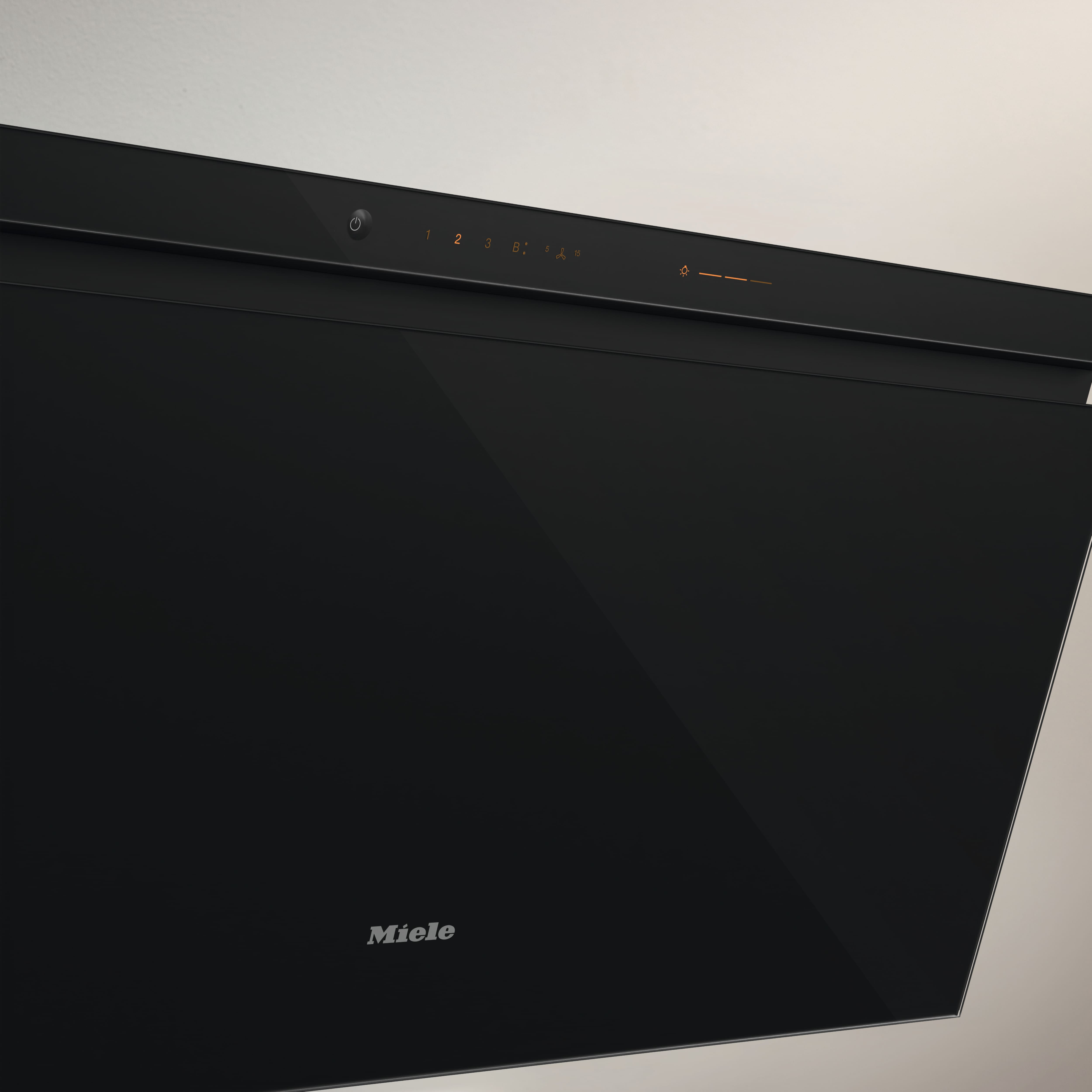 Schwarze Dunstabzugshaube mit Touch-Bedienfeld und Miele-Logo.