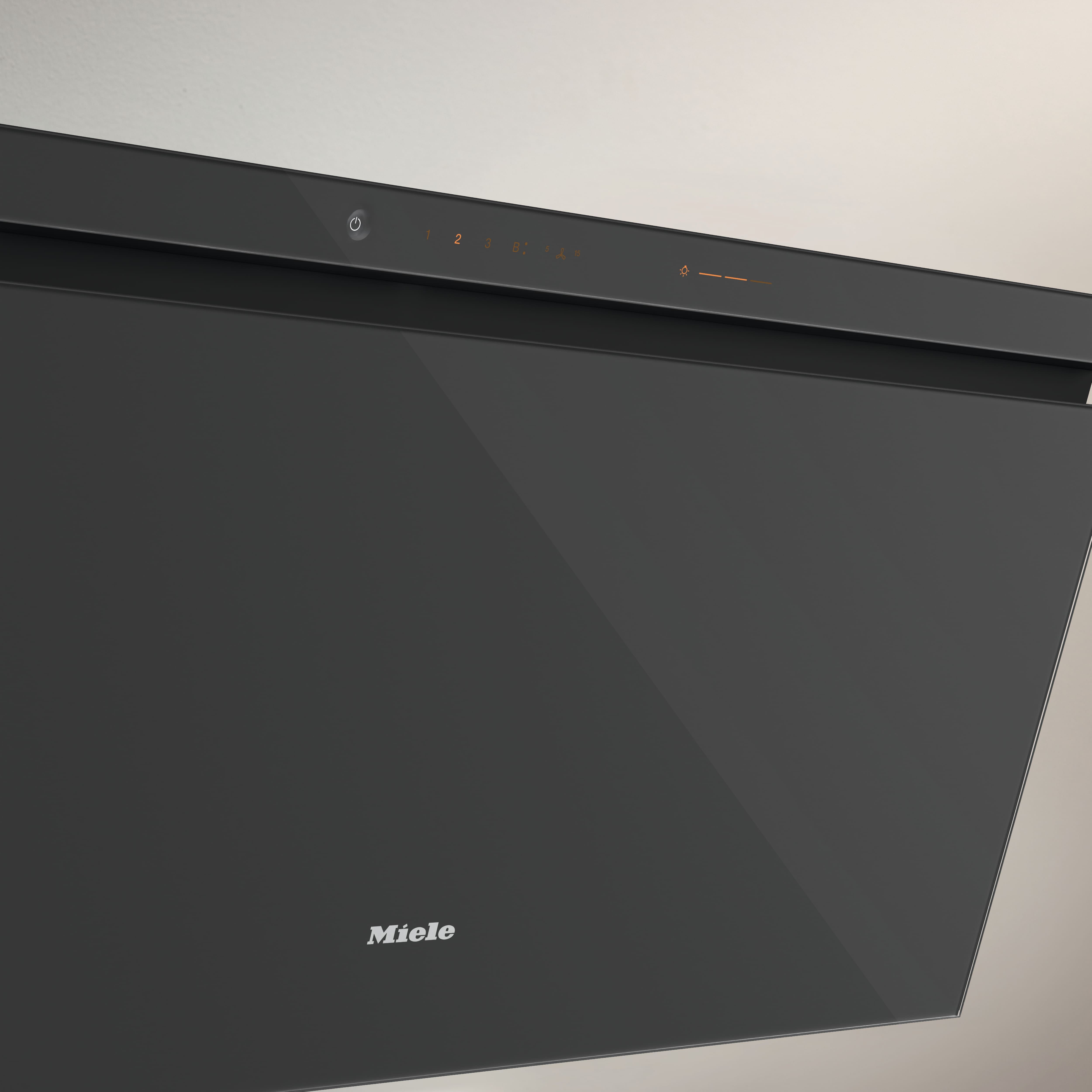 Schwarze Miele Dunstabzugshaube mit Touch-Bedienfeld und Beleuchtung.