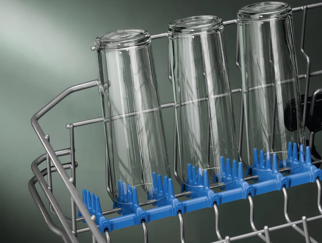 Zbliżenie na stojak zmywarki z 3 szklankami.