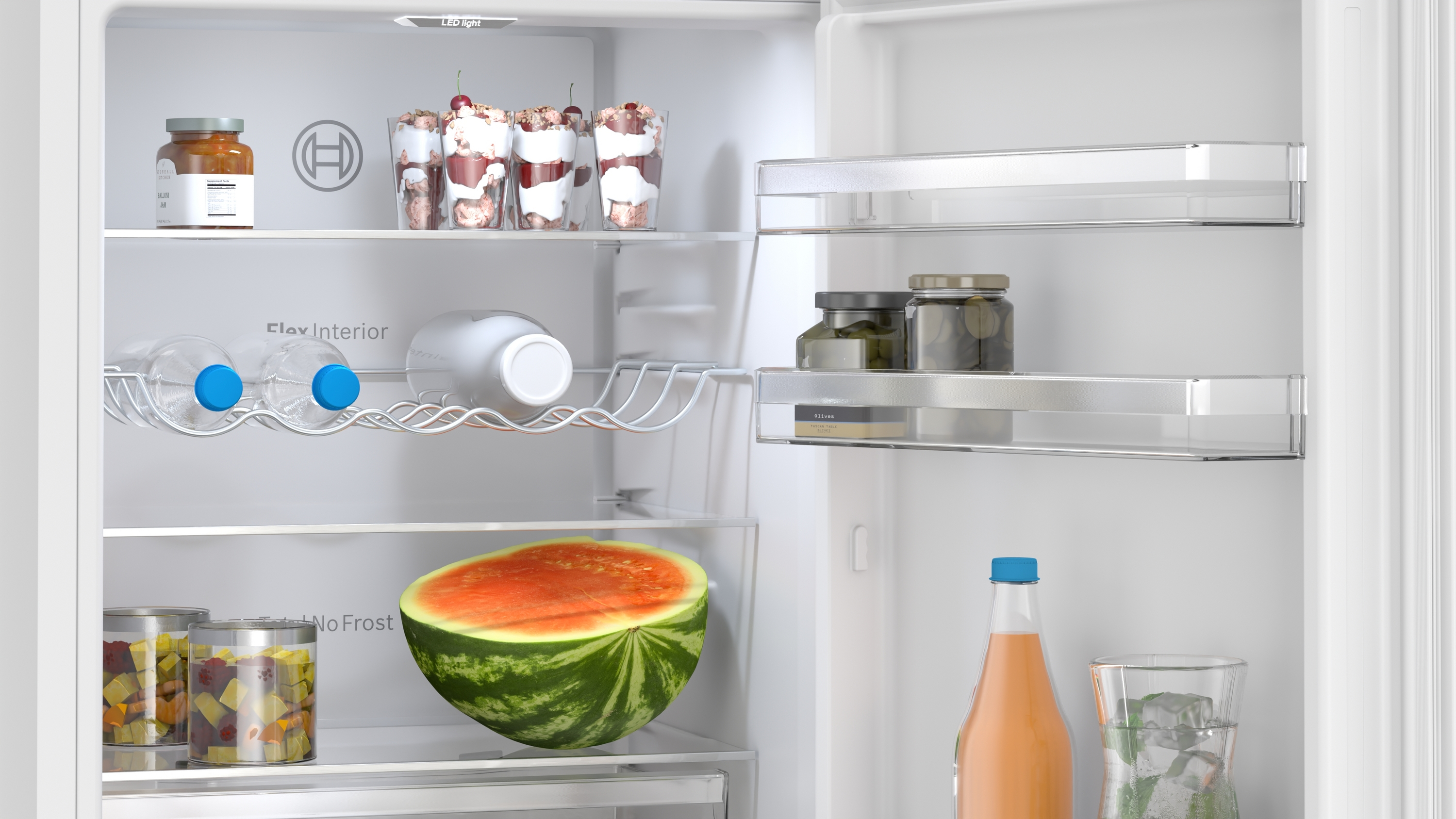 Wnętrze lodówki z słoikami dżemu, deserami, butelkami wody, arbuzem, sokiem i oliwkami.