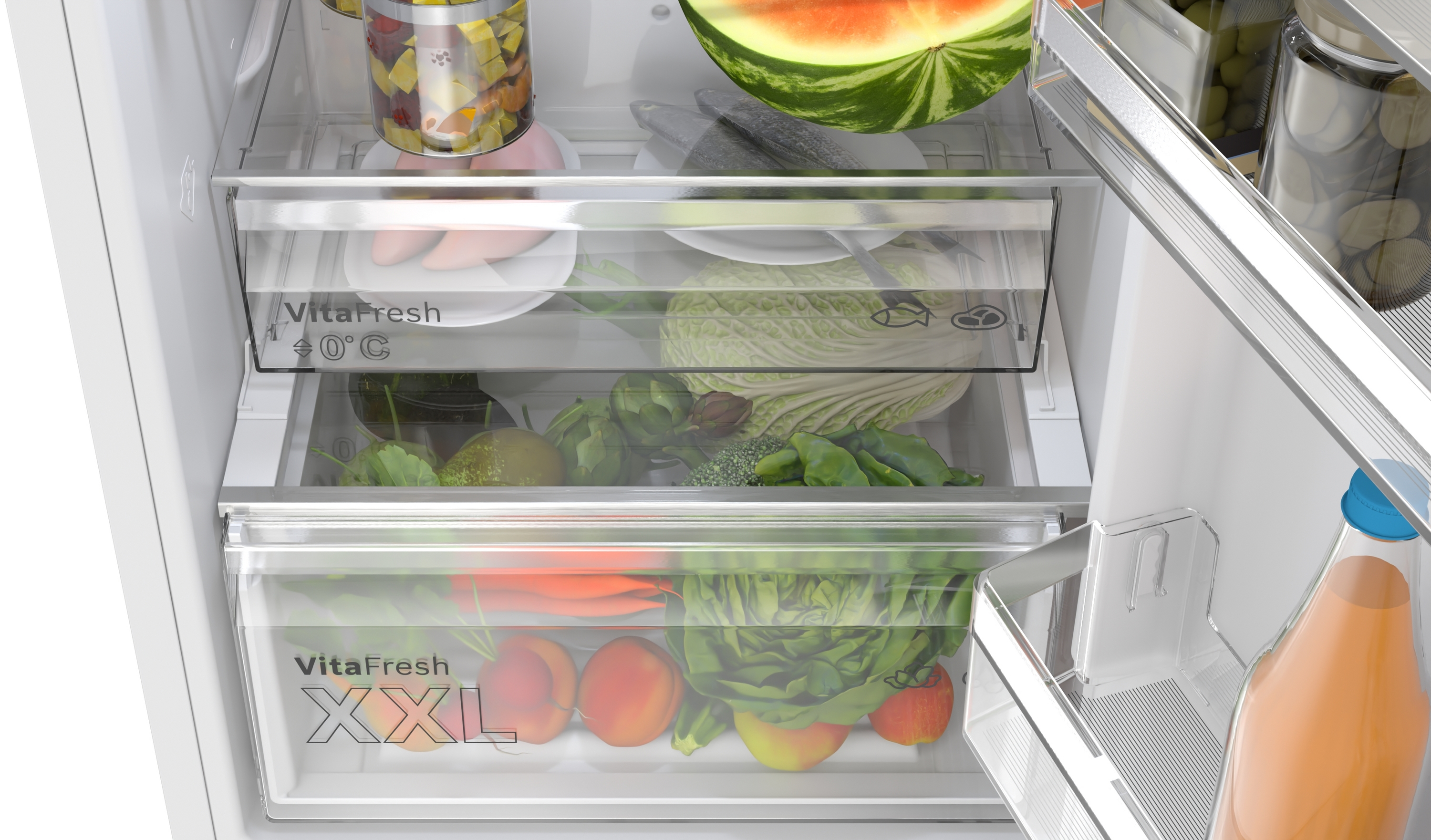 Wnętrze lodówki z owocami, warzywami, mięsem i napojami w szufladach.