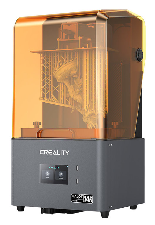 Szara drukarka 3D z pomarańczową, przezroczystą osłoną, w środku model. Marka to CREALITY.