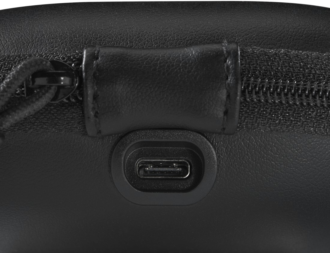 Schwarze Tragetasche mit USB-C-Anschluss. Reißverschluss und Zuglasche sichtbar.