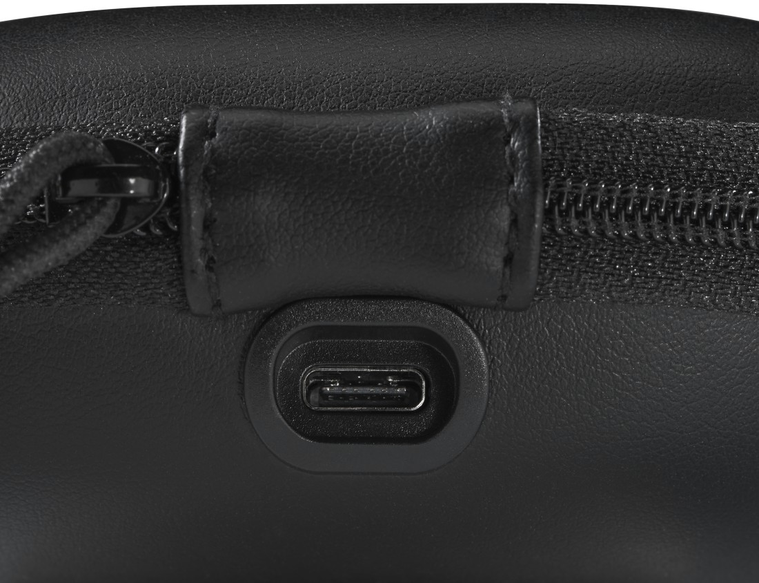 Schwarzes Gehäuse mit USB-C-Anschluss. Der Anschluss ist zentriert und im Fokus. Hintergrund unscharf.