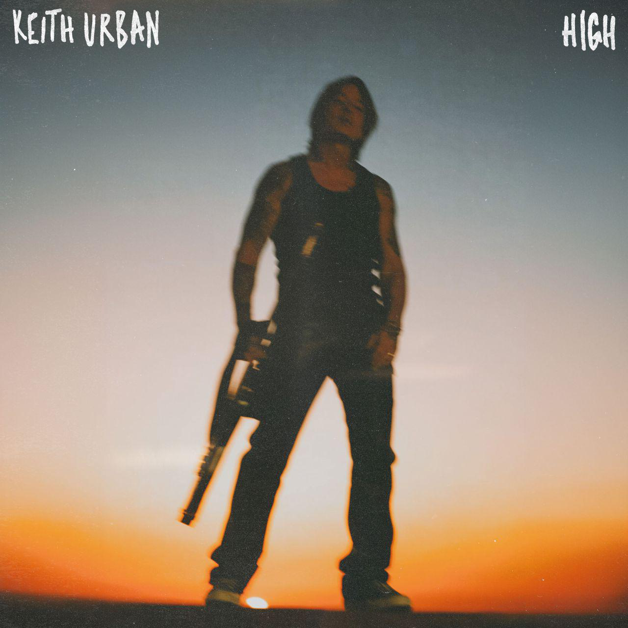 Keith Urban mit Gitarre steht bei Sonnenuntergang. Das Wort "HIGH" steht über seinem Kopf.