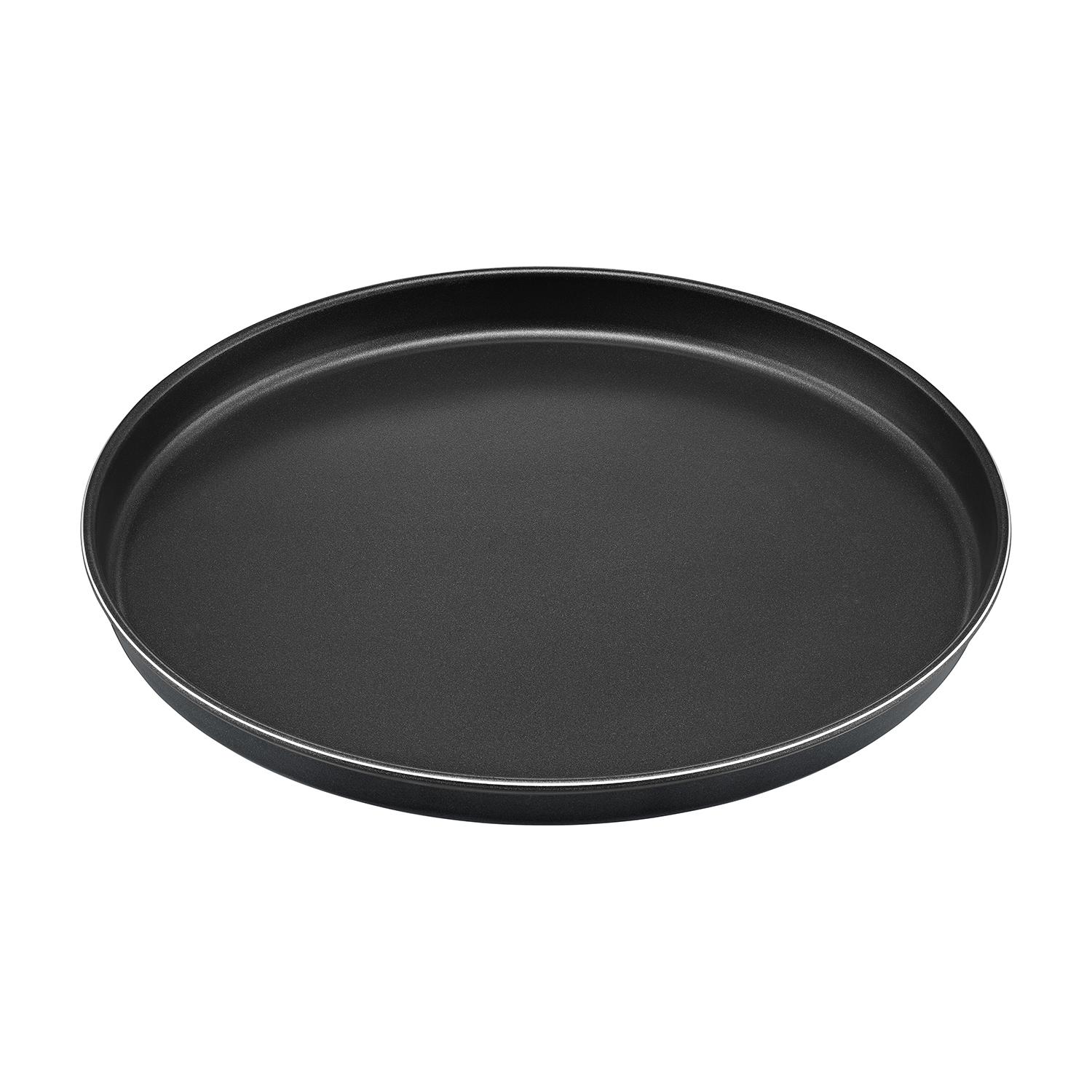 Una teglia da pizza rotonda e nera antiaderente con bordo argentato, su una superficie bianca.