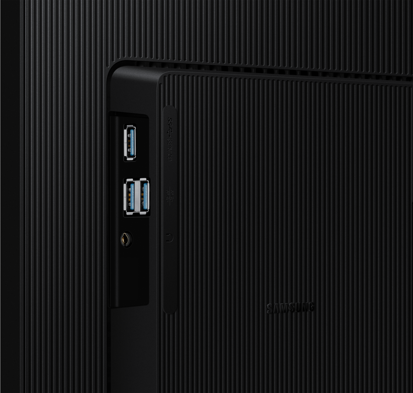 Gros plan de l'arrière d'un moniteur noir avec ports USB et autres. A un design texturé.